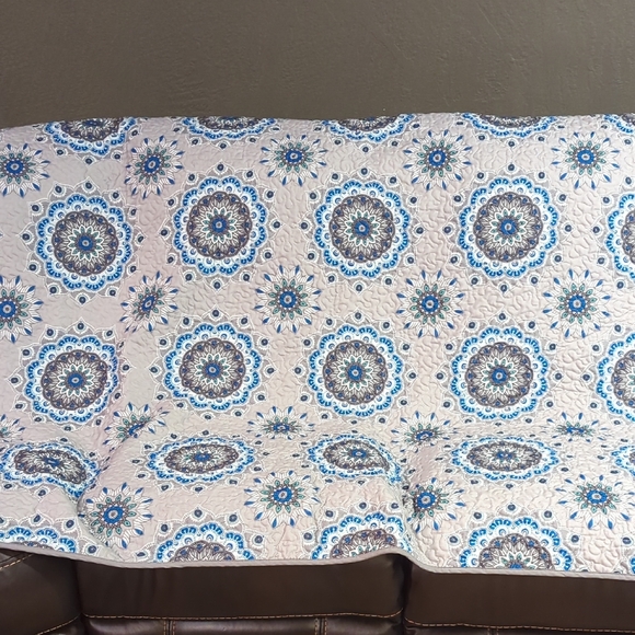 Twin 58x86 Inch Elegant Blue and Gray Mandala Quilt - Picture 4 of 10